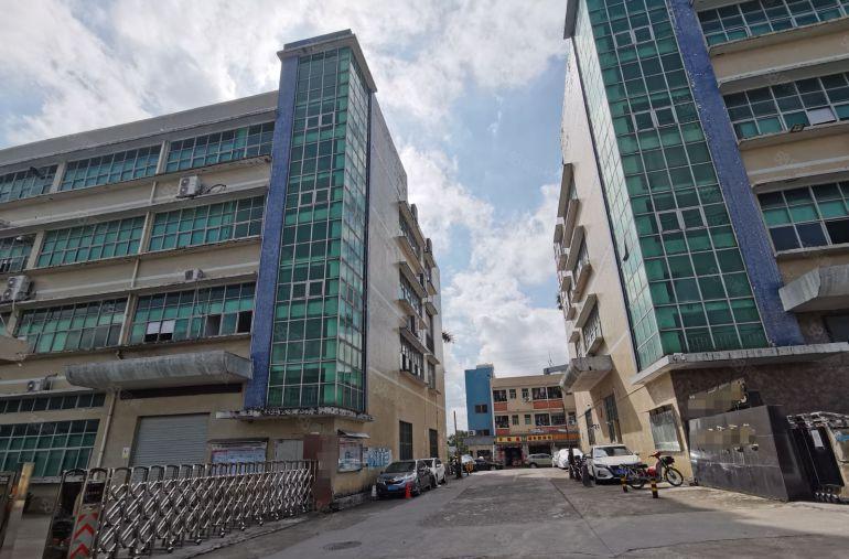 观澜竹村地铁站附近楼上厂房出租面积960平米，水电齐全带装修