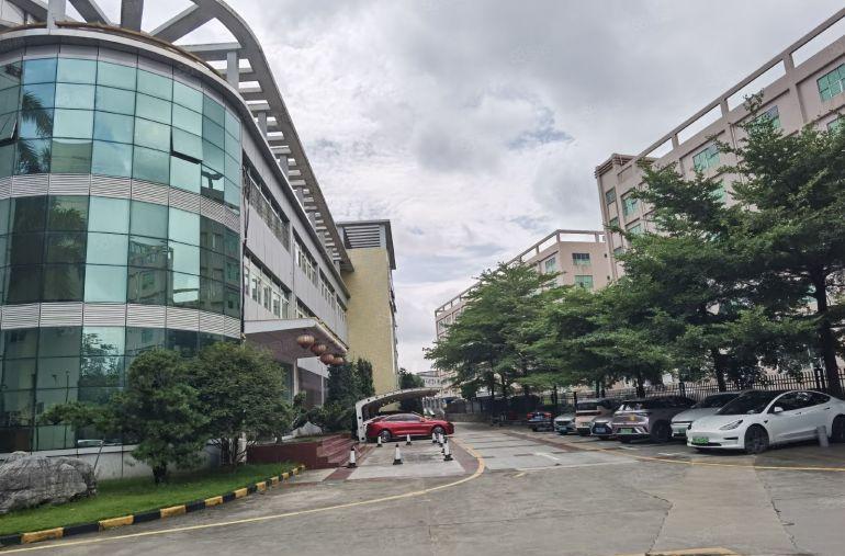 观澜章阁花园式厂房精装修出租1800平方，拎包入驻大小可分租