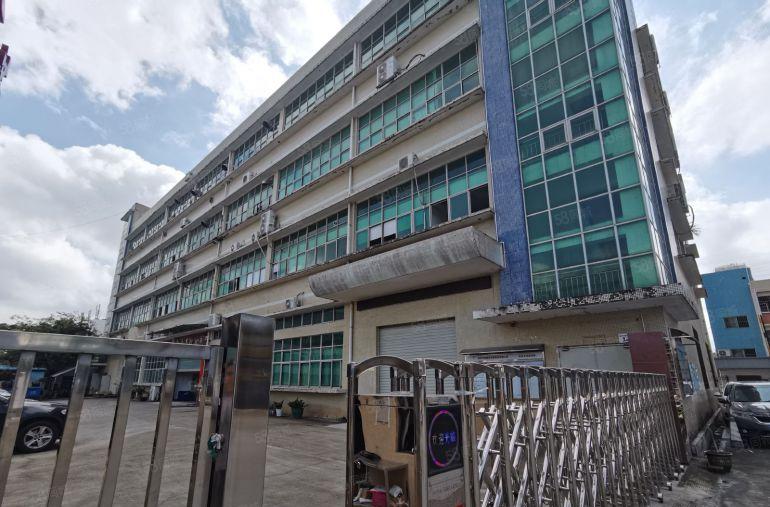 清湖与观澜交界处，竹村地铁口附近楼上带装修厂房出租，可分租