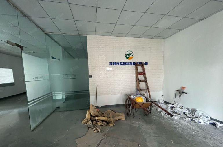 龙华清湖地铁口低价厂房出租 800平精装修可分租