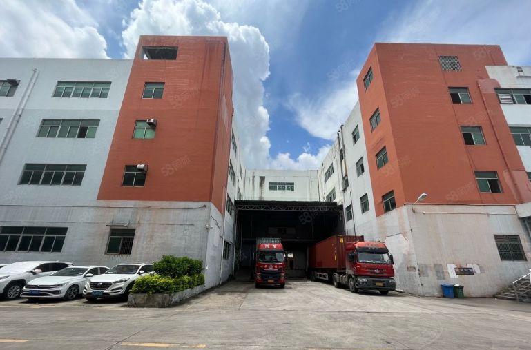 龙华大浪原房东新出楼上整层2600平方带双边卸货台出租！