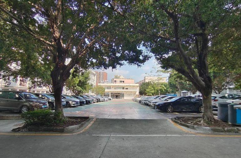 龙华明治地铁口工业园区2000平方红本厂房出租一楼层高5.5