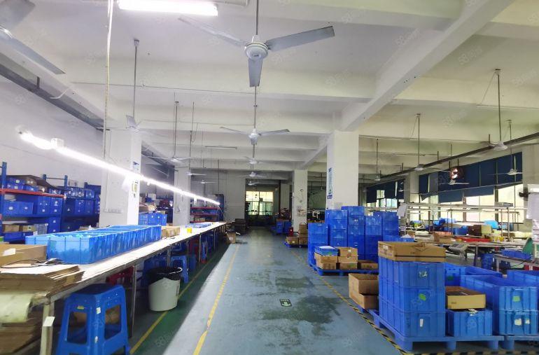 龙华新区观澜主干道边原房东标准厂房三楼整层1000平，低价租