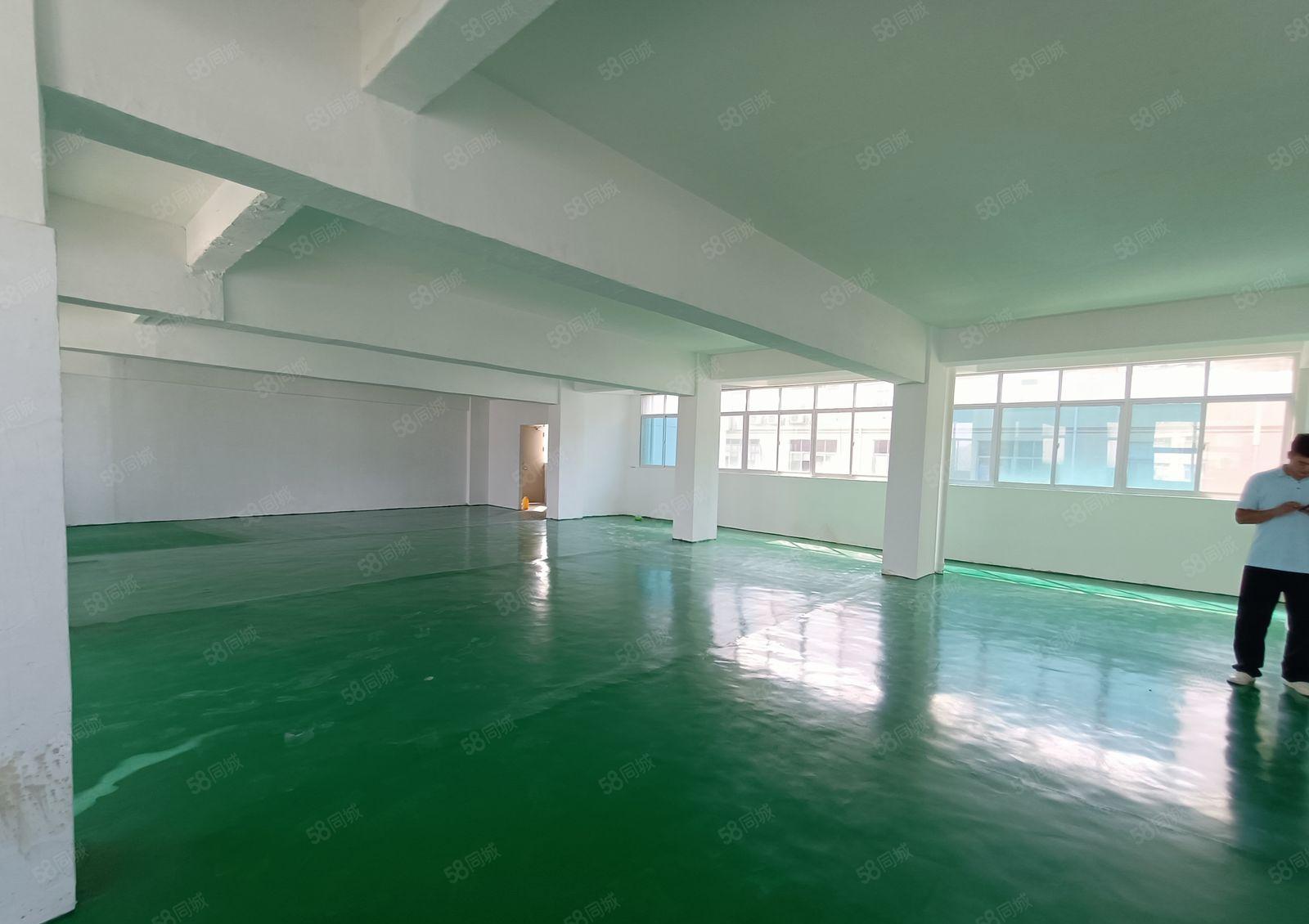 观澜章阁大型工业园楼上360平厂房出租，有地坪漆有货梯环境好