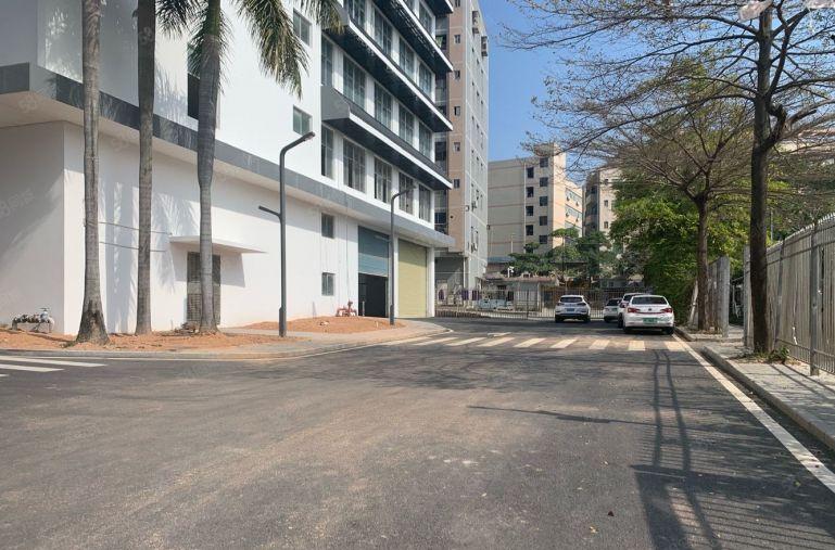 观澜牛湖地铁口原房东直租一楼2000平方厂房仓库出租。