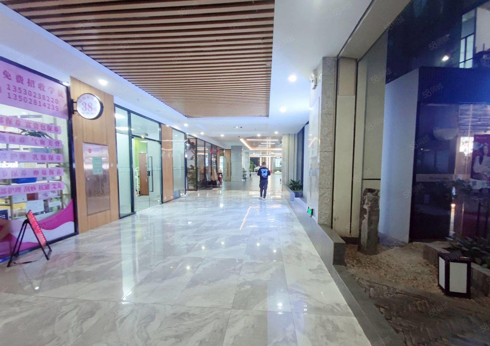 龙华民治万众城3000平精装办公仓库，30平起分