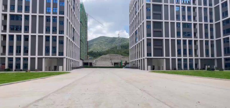 龙华一手房东二楼厂房1260平方出租可环评地铁口好招工空地大