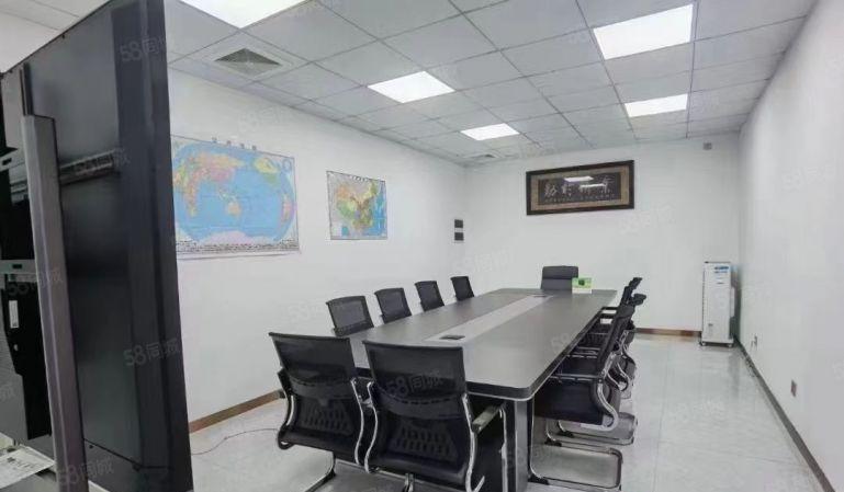 龙华地铁站附近整层1100平精装厂房出租，使用率高，现成家具