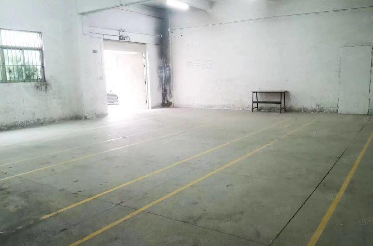 龙华大浪南路附近一楼厂房300平，1加1格局，能进大车