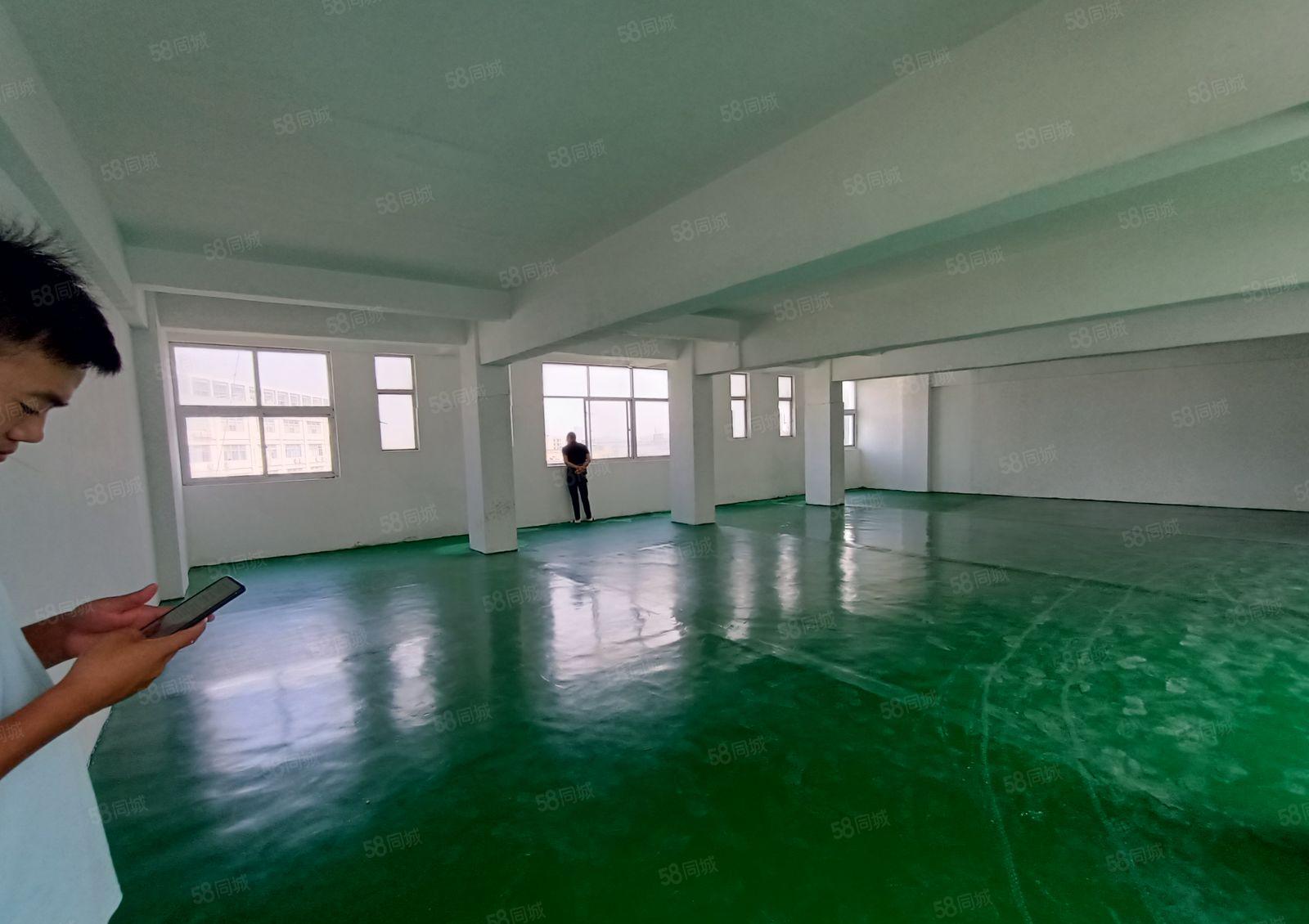 观澜章阁大型工业园楼上360平厂房出租，有地坪漆有货梯环境好