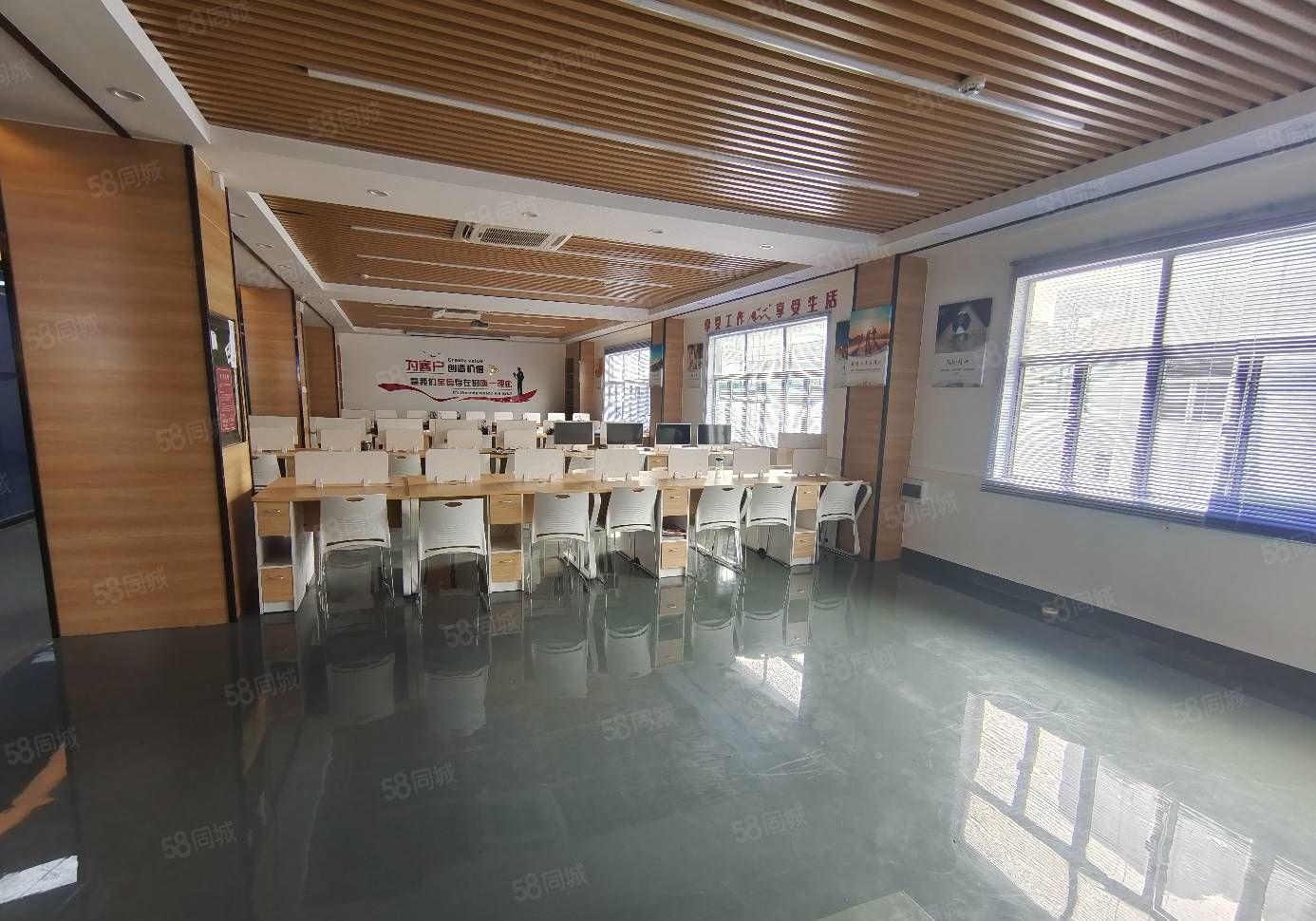 清湖地铁口新出精装修办公室出租100起租，水电齐全。拎包办公