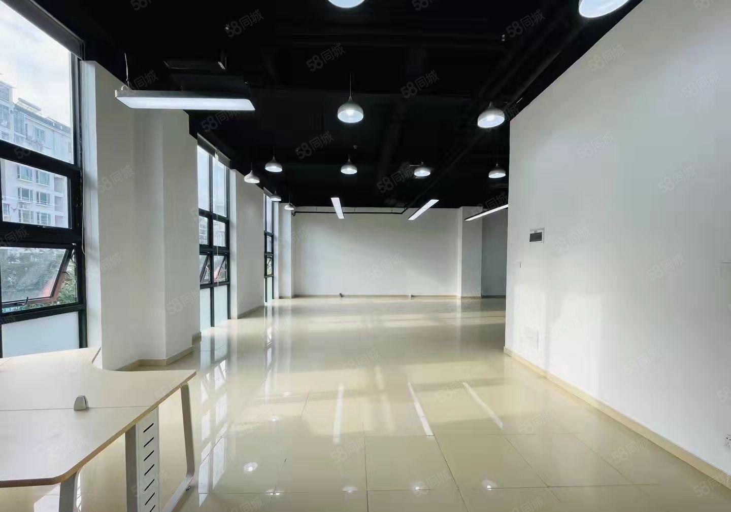 清湖地铁A出口站有精装办公室233.31平招租，可享企业补贴