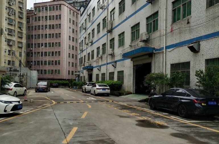 龙华大浪上横朗附近一楼1500平标准厂房出租，可分租300平