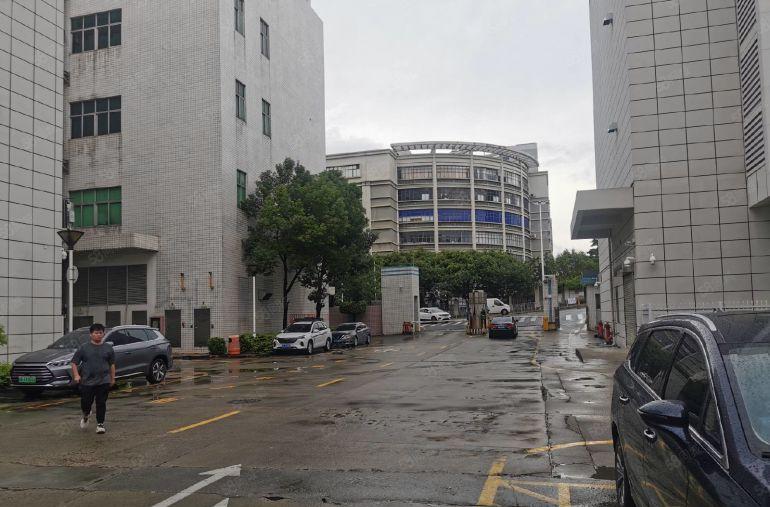 龙华观澜高速口原房东工业区2000平独院带红本厂房出租带装修