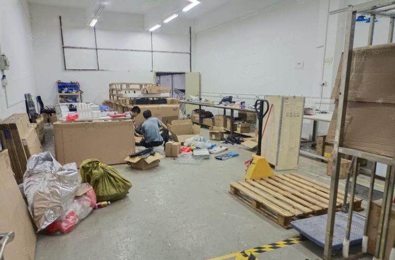 龙华大浪商业中心附近楼上1050平精装修厂房，可分租200平