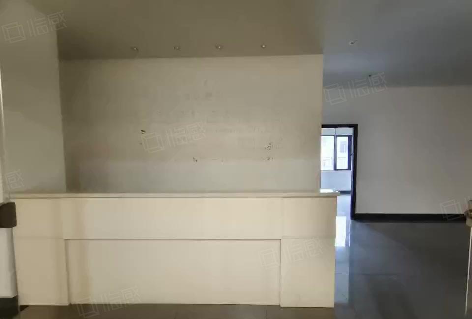 民治优城中心附近新出精装厂房558平招租，带家私空调