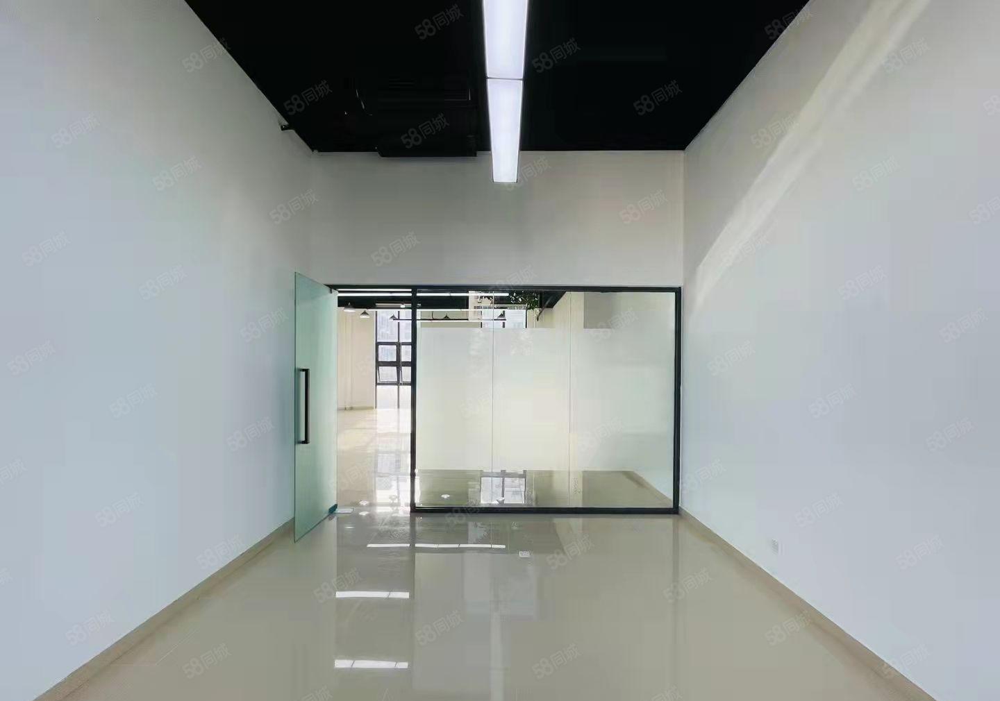 清湖地铁A出口站有精装办公室233.31平招租，可享企业补贴