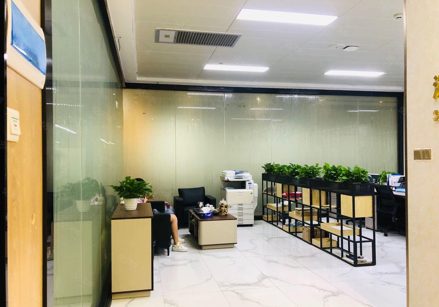 龙华清湖地铁口创意园新出楼上283平精装修办公室出租