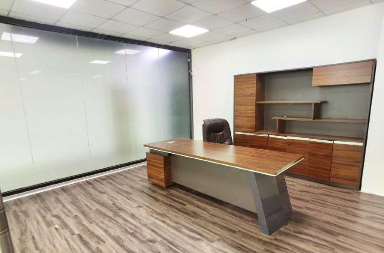 大浪商业中心劳动者广场附近精装296平有三个隔间，可办公加工