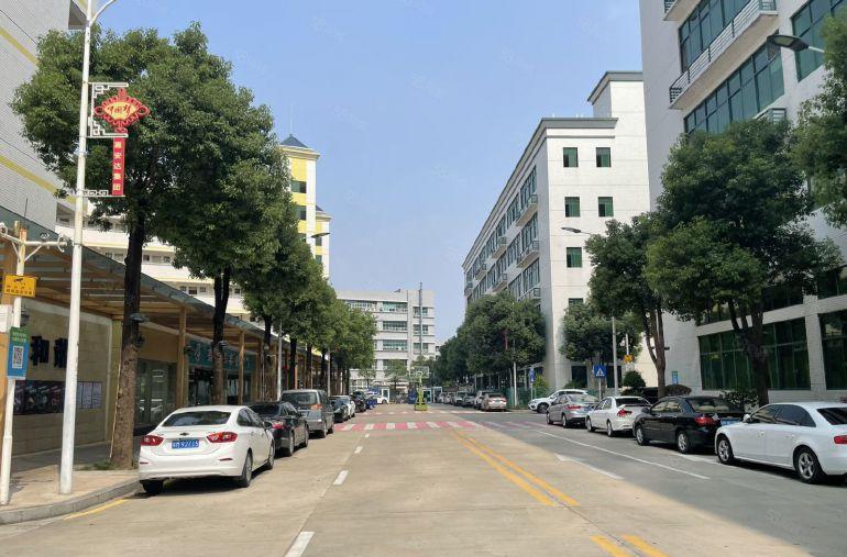 实际面积1300平，精装厂房平出租，龙华地铁口附近，空地大