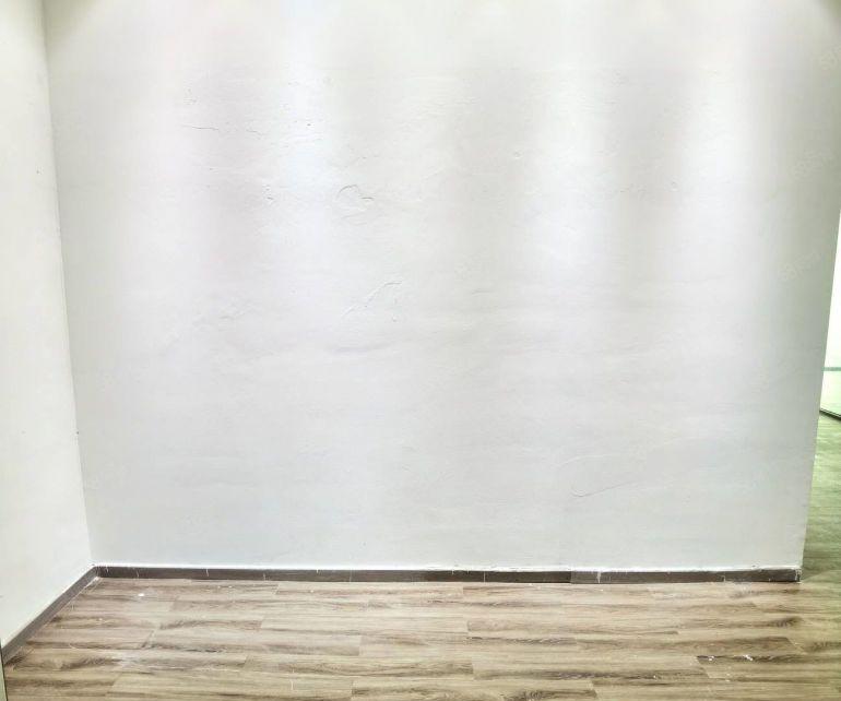 大浪商业中心劳动者广场附近精装296平有三个隔间，可办公加工