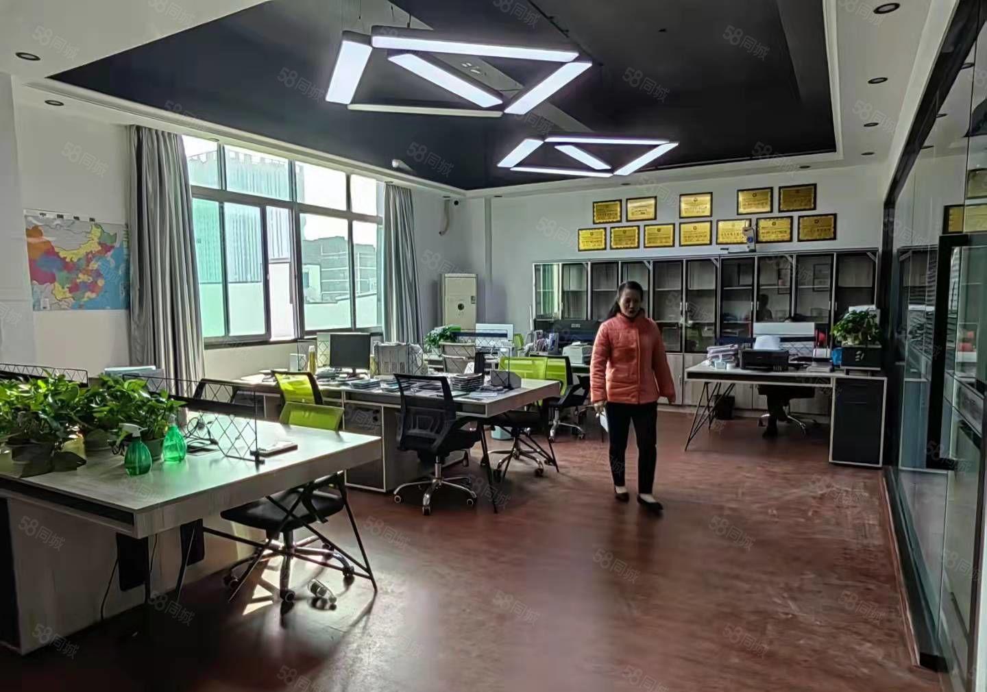 龙华大浪商业中心附近新出楼上800平精装修标准厂房，免转让费