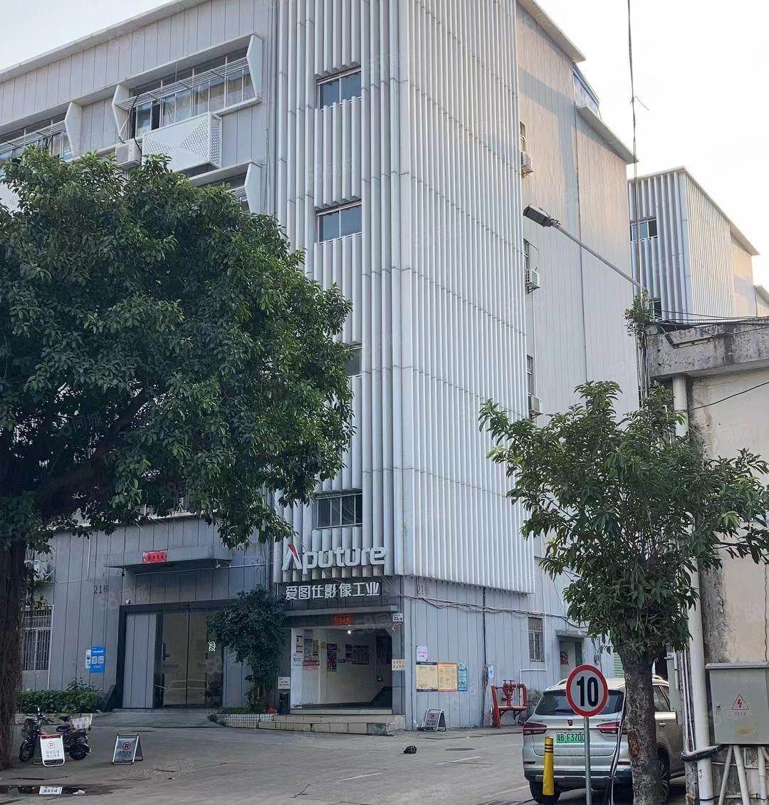 龙华仓库，厂房出租，近地铁站，有公交车总站，靠福龙路