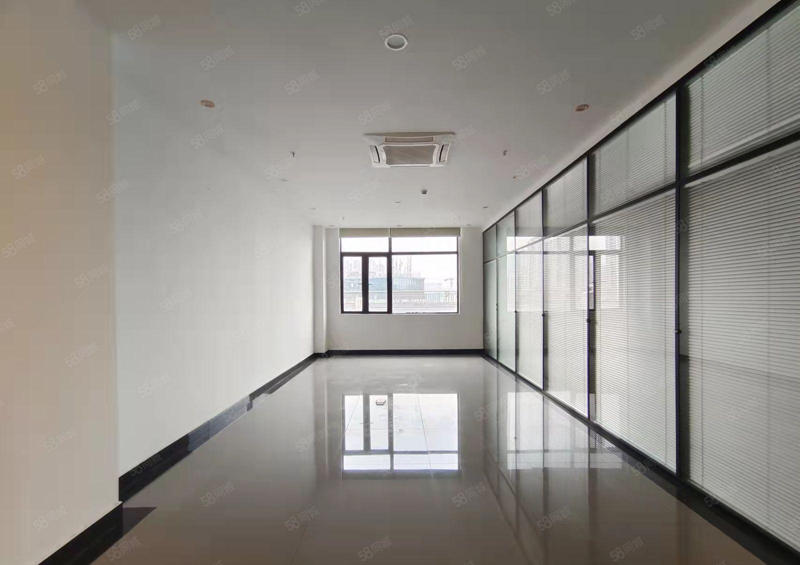 民治优城中心附近新出精装厂房558平招租，带家私空调