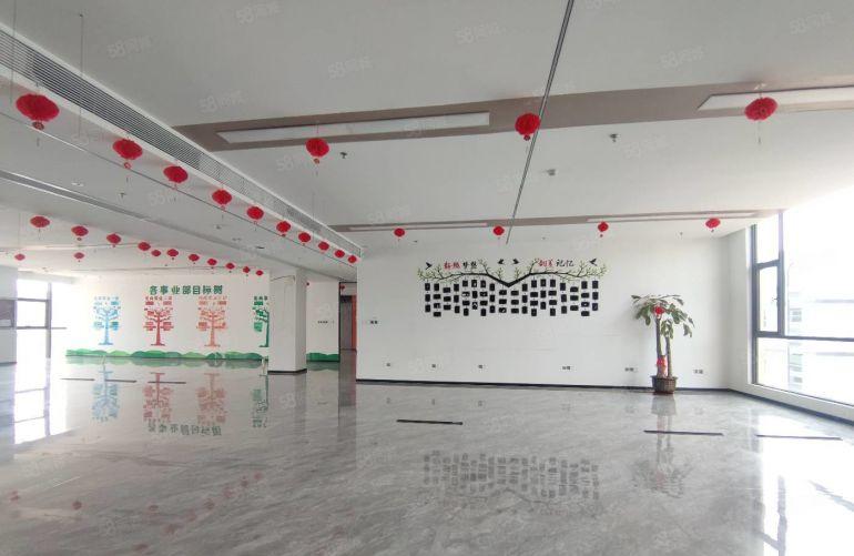 25元龙华清湖地铁口附近560平精装现成办公室