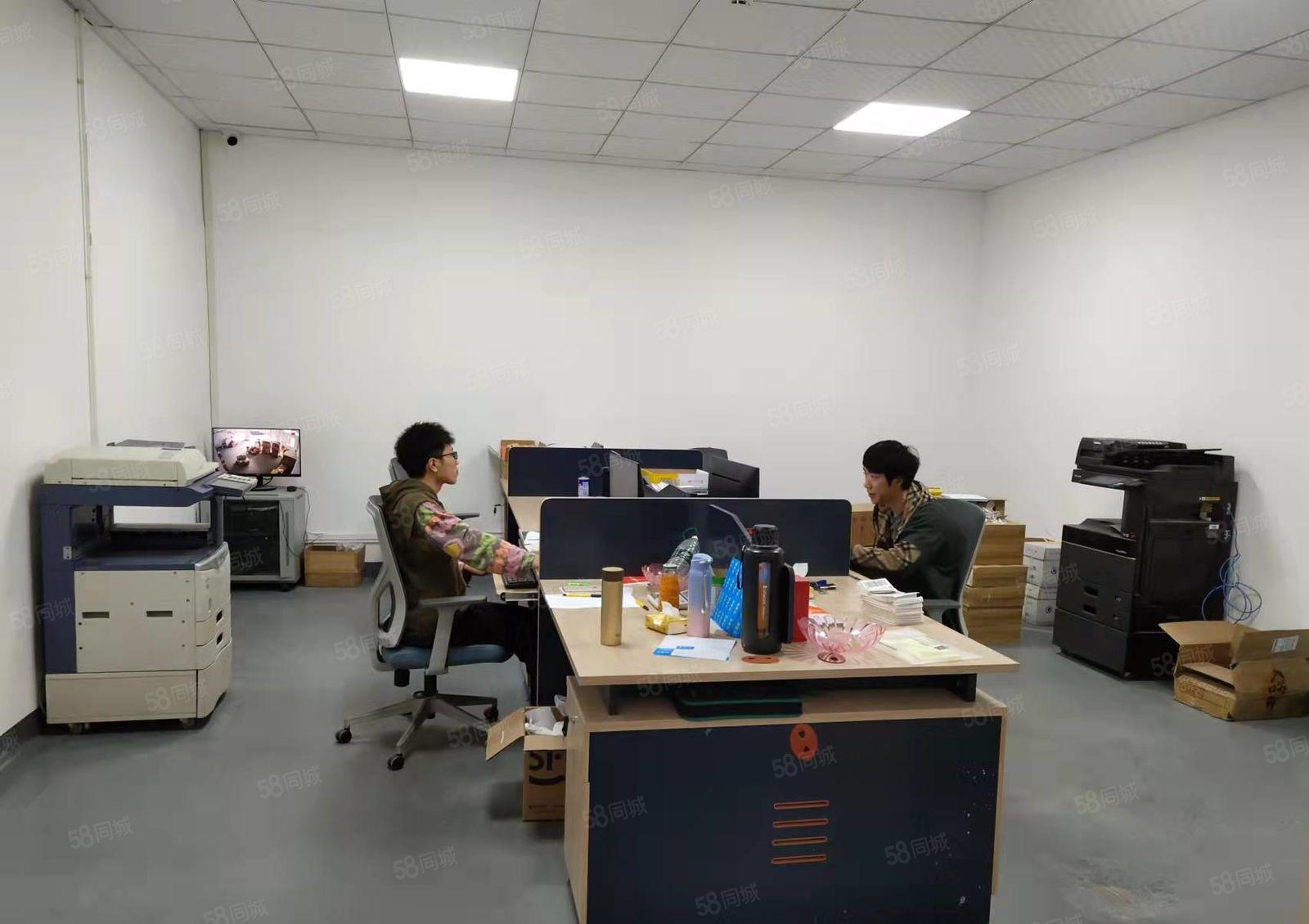 深圳龙华清湖地铁站和平路旁一楼450平，带办公室。方正好用