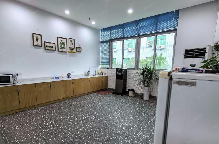 观澜库坑原房东高速口楼上900平豪华精装修厂房出租水电齐全