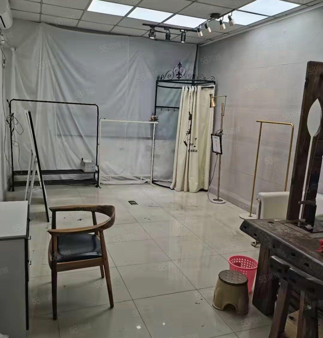 龙华汽车站旁新出标准厂房楼上1400平招租，精装修水电齐全