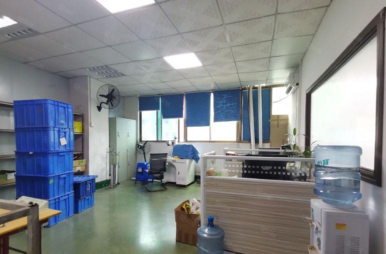 龙华新区观澜主干道边原房东标准厂房三楼整层1000平，低价租