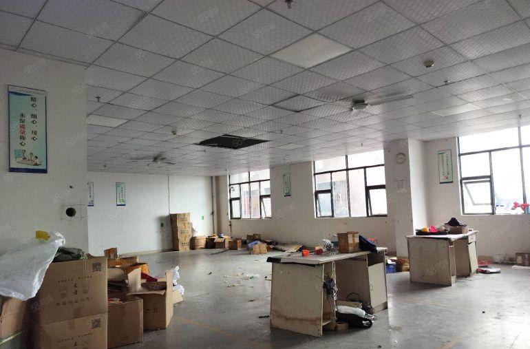 龙华大浪商业中心楼上带装修680平出租，园区空地超大还价就租