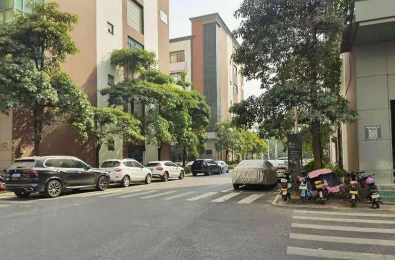 龙华地铁站附近整层1100平精装厂房出租，使用率高，现成家具