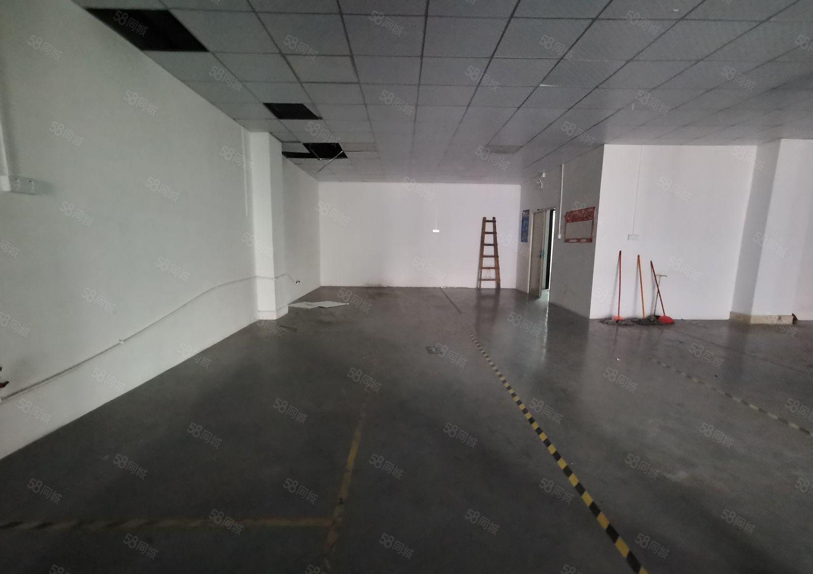 观澜章阁主干道边楼上带装修厂房出租，面积400平米水电齐全