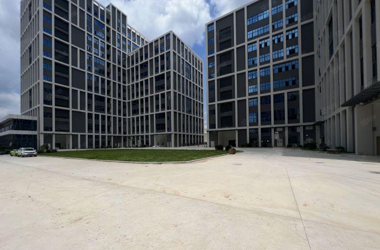 龙华一手房东二楼厂房1260平方出租可环评地铁口好招工空地大