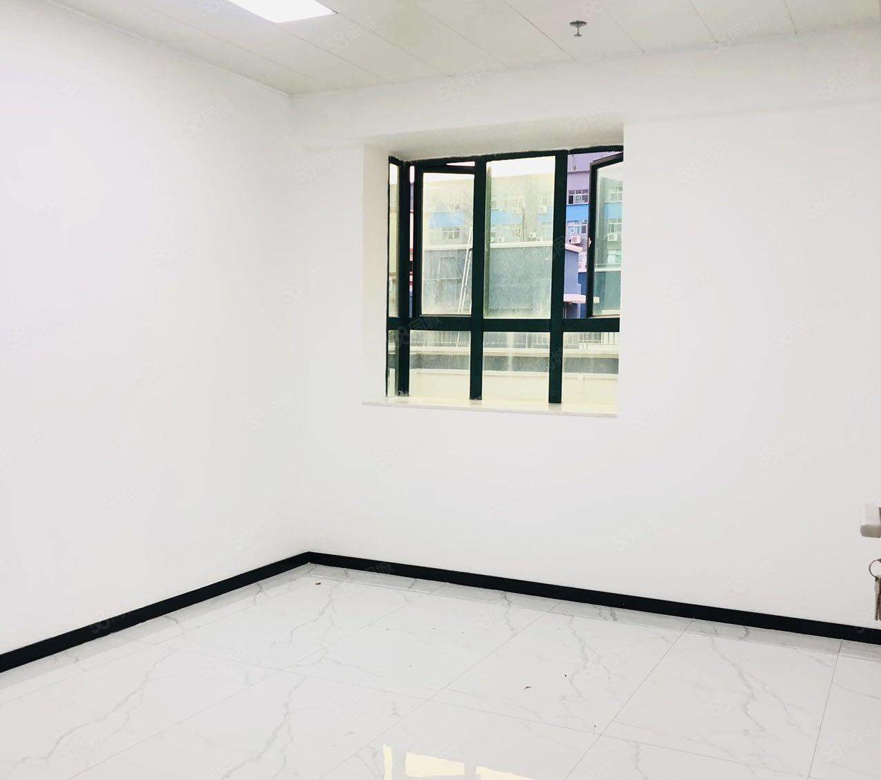 龙华清湖地铁口创意园新出楼上251平精装修办公室出租