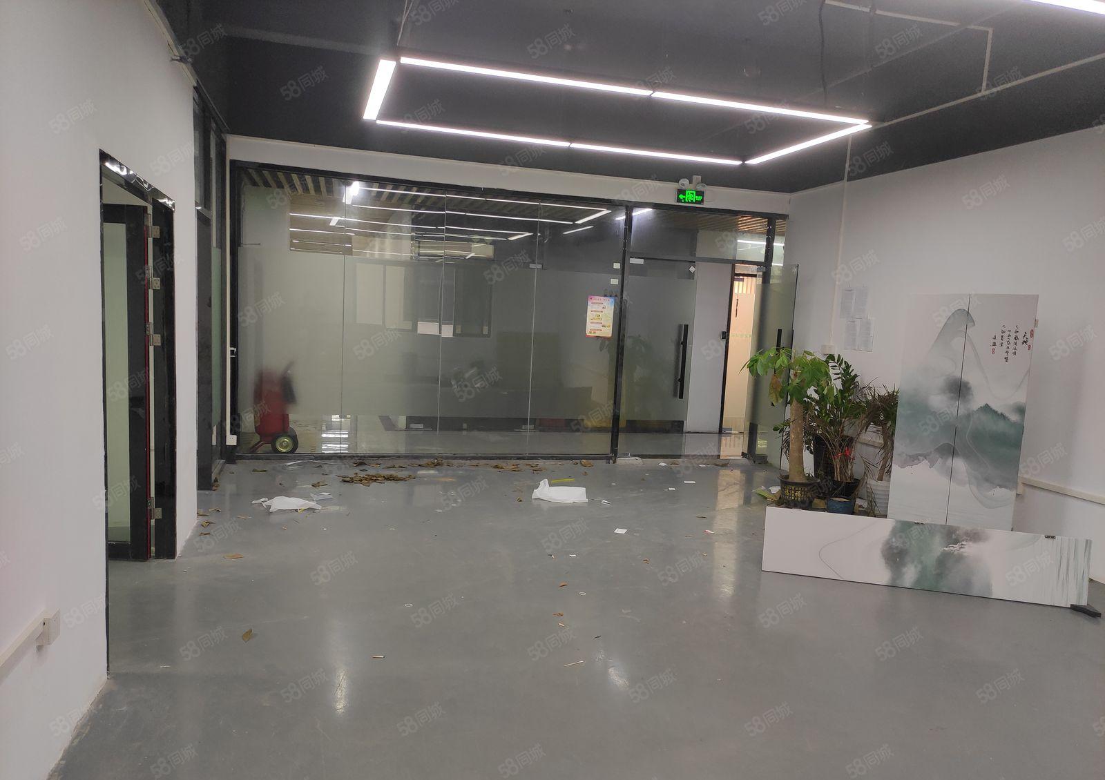 龙华上芬地铁口精装修厂房208平米，带隔间仓库，水电齐全