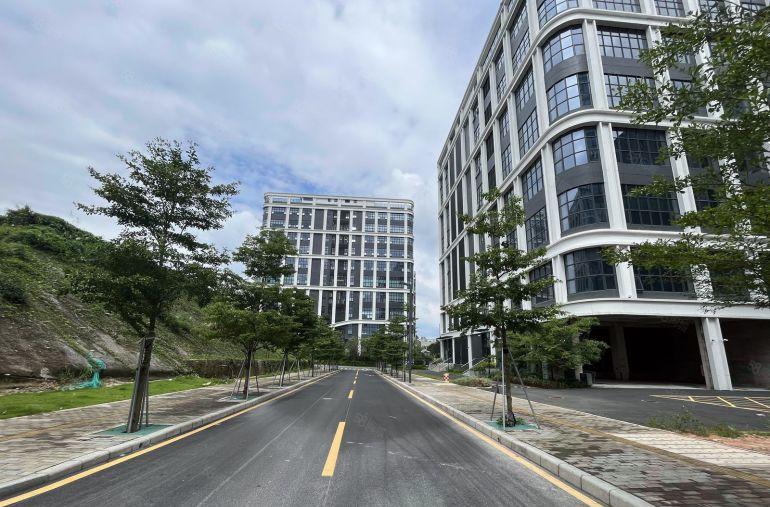 可分租，龙华新建厂房楼上1500平精装修办公室仓库厂房出租