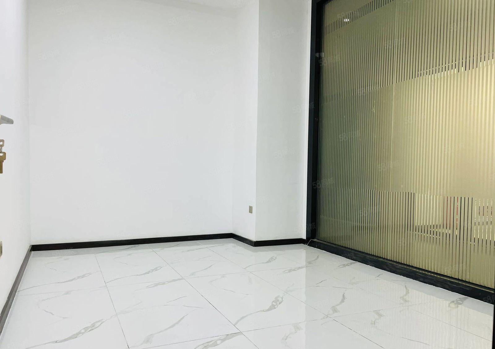 龙华清湖地铁口创意园新出楼上180平精装修办公室出租