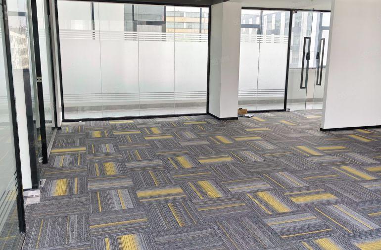 龙华大浪商业中心附近精装修办公室，500平，300平大小分租