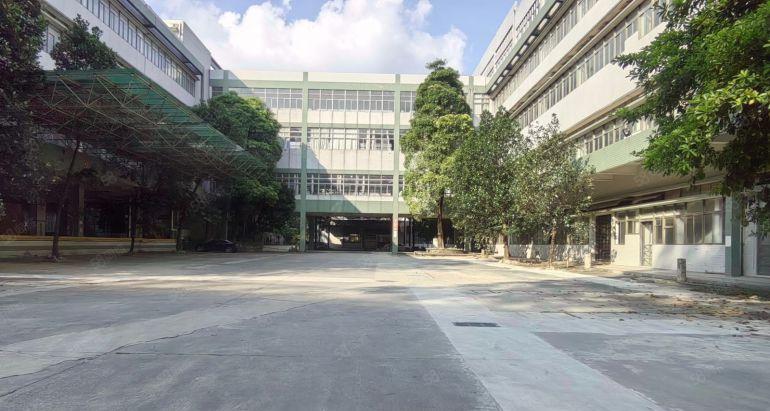 龙华元芬新出一楼2万平厂房出租，带卸货平台，大小可分租。