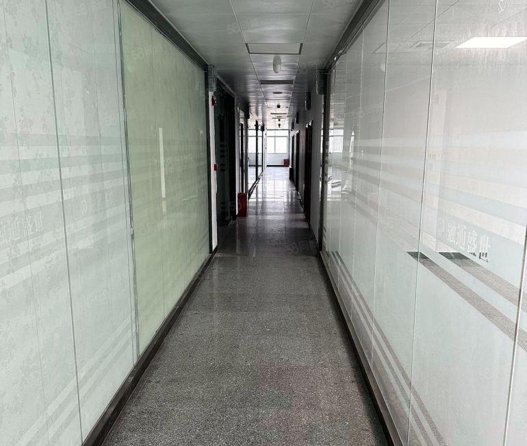 横岗塘坑地铁站附近新出楼上70平带精装修红本厂房出租