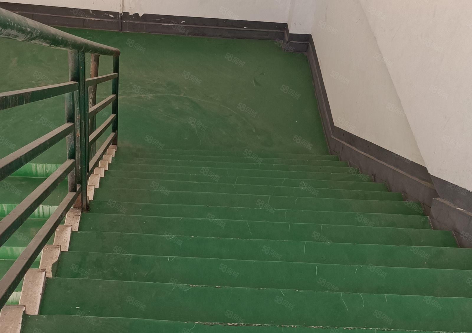 龙东义乌 小商品二楼三楼 1400平米 低价 出租