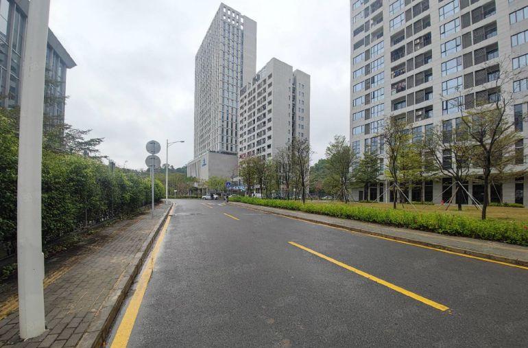 厂房招租免租6个月，单层面积1750平价格租28元可办公生产