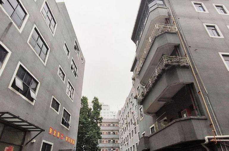 龙岗地铁口独立园区整层面积1137平   大车随意掉头进出