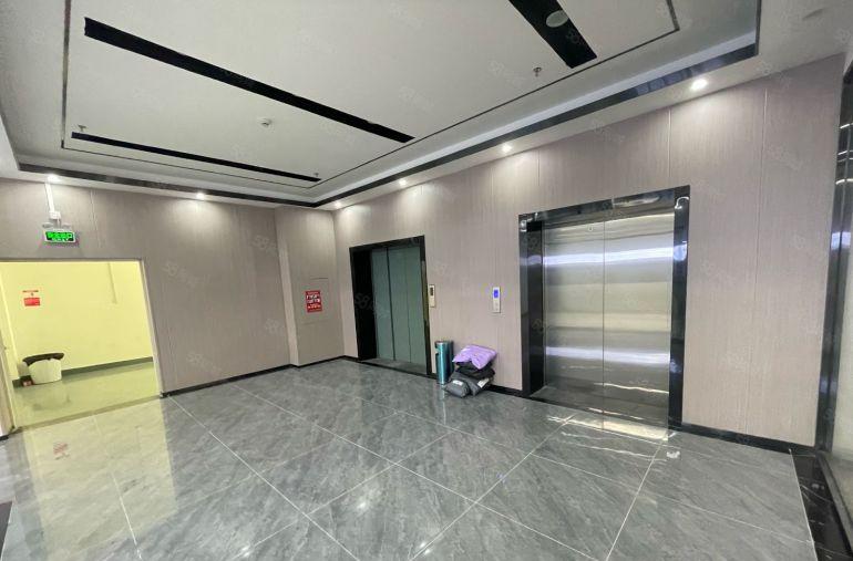 坂田，地铁站电商园216平米起租，现成装修