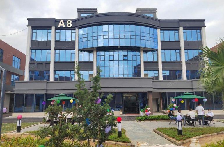 龙岗中心城新生万达广场旁边精装修办公室加仓库楼上500平米