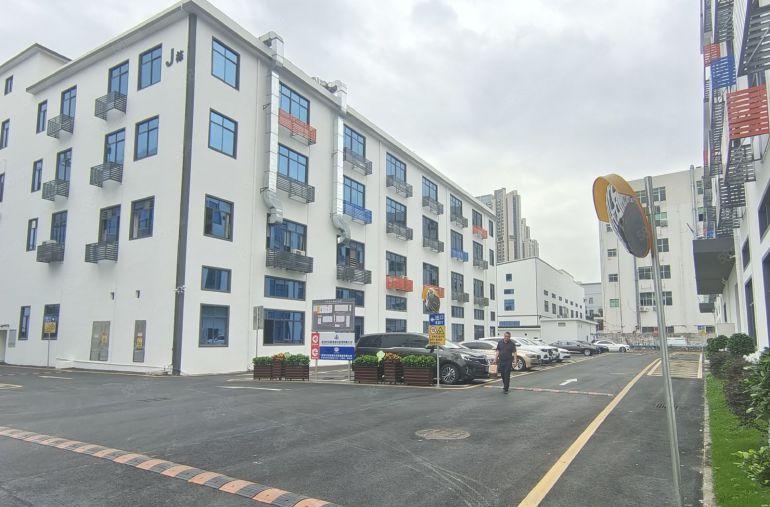 200平起租，坂田杨美地铁口精装修花园办公室2000平出租